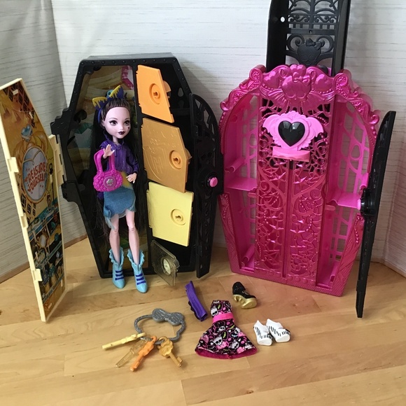 Monster High Doll and Closets - Picture 1 of 9